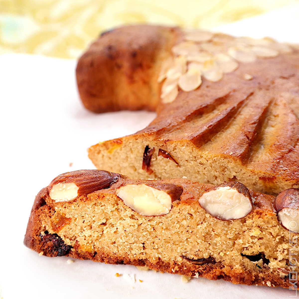 Low-carb and sugar-free sweet Italian bread with almonds.