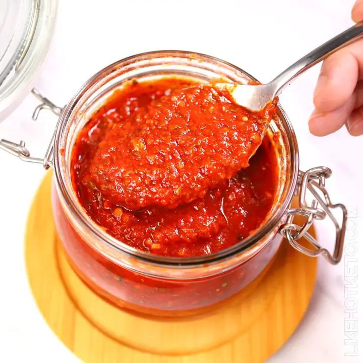 A spoonful of pizza tomato sauce.