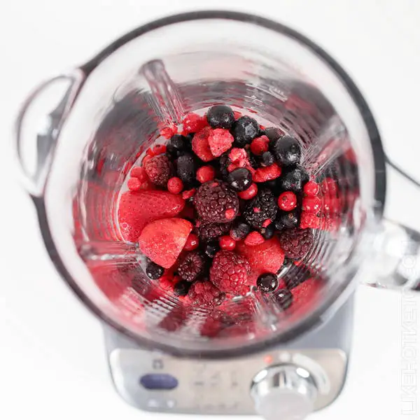 Mixed berries in blender.